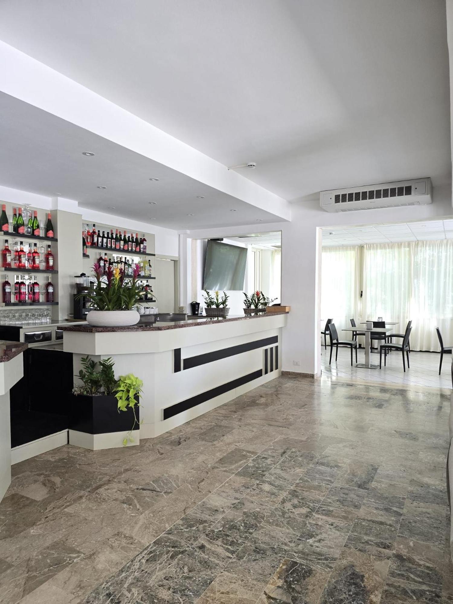 Hotel Helios Beach Milano Marittima Bagian luar foto