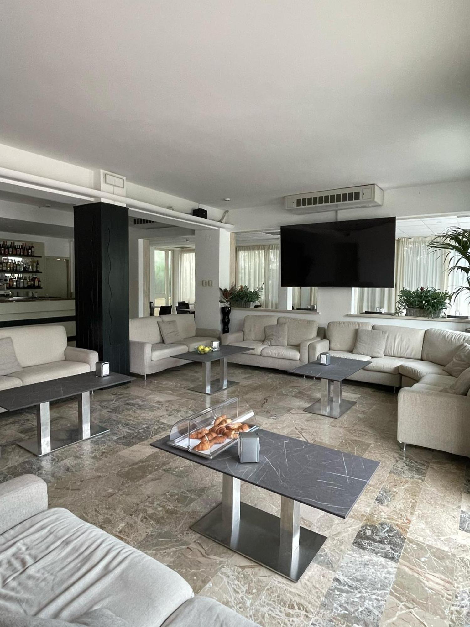 Hotel Helios Beach Milano Marittima Bagian luar foto